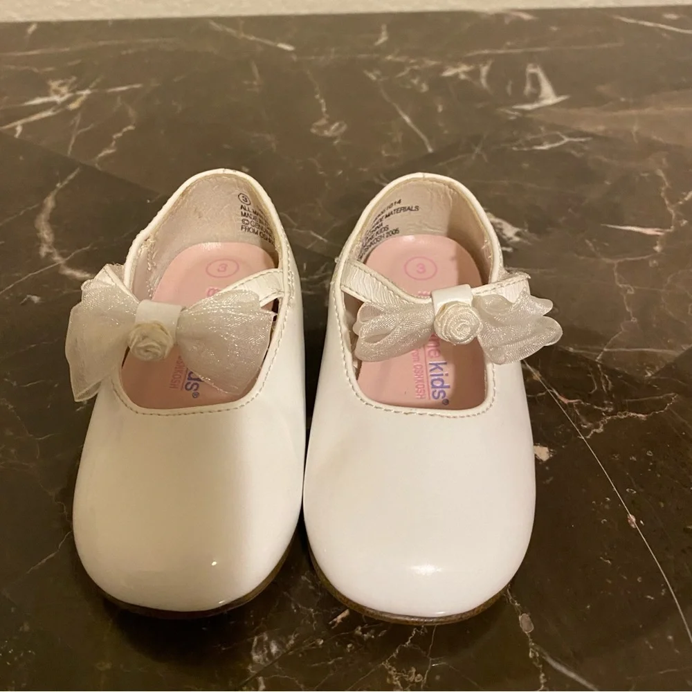 Osh Kosh White Patent‎ Mary Janes size 3